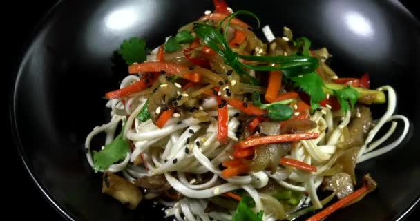 Fideos Asiáticos Con Verduras Carne Sobre Fondo Negro — Vídeos de Stock