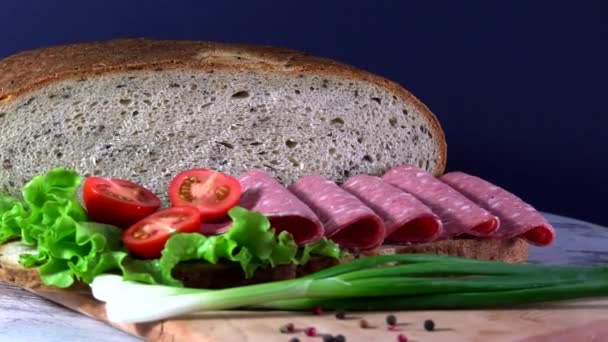 Sandwich from the traditional Ukrainian eco bread lost to taste without flavors, fillers and GMOs. Baked in the oven on the wood of fruit trees. — Stock Footage Sandwich Traditional Ukrainian Eco Bread Lost Taste Flavors Fillers Gmos Stock Video