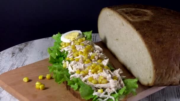 Σάντουιτς Από Παραδοσιακό Ουκρανικό Οικολογικό Ψωμί Που Χάνεται Στη Γεύση — Αρχείο Βίντεο