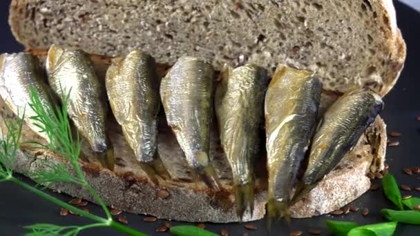Szendvics a hagyományos ukrán ökokenyér elveszett íz ízek nélkül, töltőanyagok és GMO-k. Gyümölcsfák fáján sütve a kemencében.