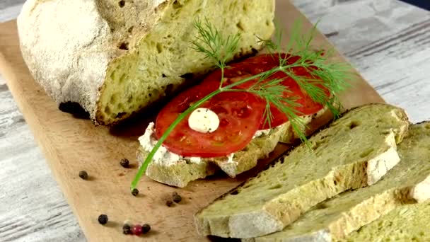 Sandwich from the traditional Ukrainian eco bread lost to taste without flavors, fillers and GMOs. Baked in the oven on the wood of fruit trees. — Stock Footage Sandwich Traditional Ukrainian Eco Bread Lost Taste Flavors Fillers Gmos Video Clip