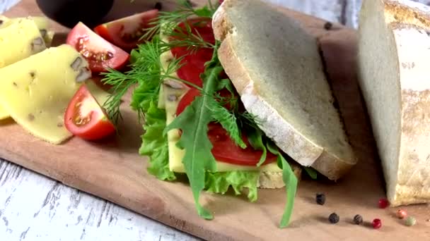 从传统的乌克兰生态面包的三明治失去了味道没有味道 填料和转基因生物 在烤箱里烤在果树的木柴上 — 图库视频影像