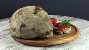 Geleneksel Ukrayna ekosunun sandviçi tatsız, tatsız, dolgulu ve GDO 'suz kayboldu. Meyve ağaçlarının üzerinde fırında pişirilmiş..