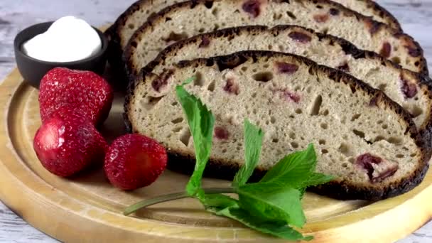 Σάντουιτς Από Παραδοσιακό Ουκρανικό Οικολογικό Ψωμί Που Χάνεται Στη Γεύση — Αρχείο Βίντεο