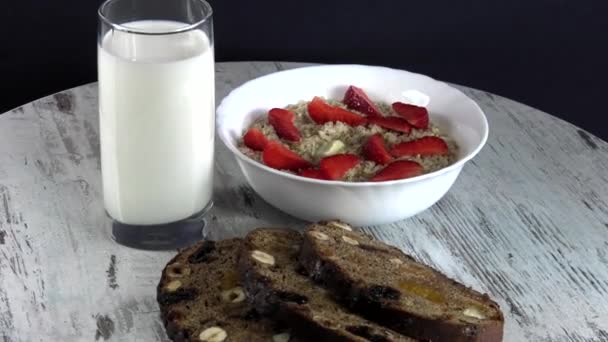 Rustiek Vegetarisch Eten Aardappelen Met Komkommer Brood Verloren Zonder Smaakstoffen — Stockvideo