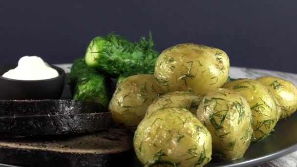 Comida Rústica Vegetariana Patatas Con Pepino Pan Perdido Sin Saborizantes — Vídeos de Stock