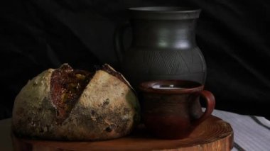 Ukrayna geleneksel ekmek ahşap üzerinde fırında pişmiş, koruyucu olmadan, dolgu maddeleri ve boyalar.