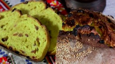 Ukrayna geleneksel ekmek ahşap üzerinde fırında pişmiş, koruyucu olmadan, dolgu maddeleri ve boyalar.