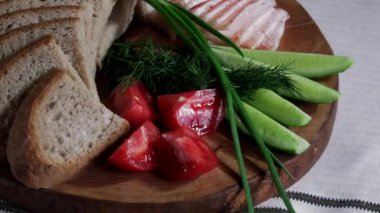 Ukrayna geleneksel ekmek ahşap üzerinde fırında pişmiş, koruyucu olmadan, dolgu maddeleri ve boyalar.