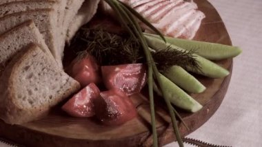 Ukrayna geleneksel ekmek ahşap üzerinde fırında pişmiş, koruyucu olmadan, dolgu maddeleri ve boyalar.