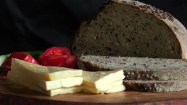 Geleneksel Ukrayna ekosunun sandviçi tatsız, tatsız, dolgulu ve GDO 'suz kayboldu. Meyve ağaçlarının üzerinde fırında pişirilmiş..