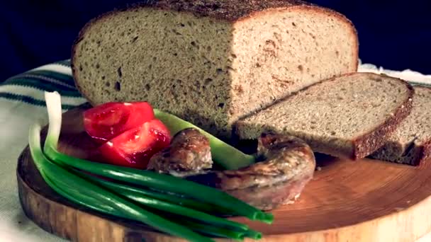 从传统的乌克兰生态面包的三明治失去了味道没有味道 填料和转基因生物 在烤箱里烤在果树的木柴上 — 图库视频影像