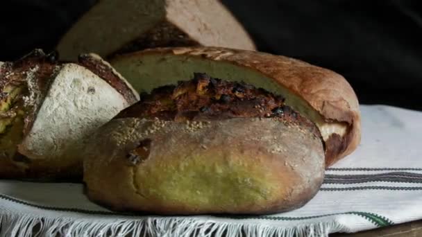 伝統的なウクライナのエコパンからサンドイッチは味なしで味に失われました 充填剤やGmo 果物の木の上のオーブンで焼かれた — ストック動画