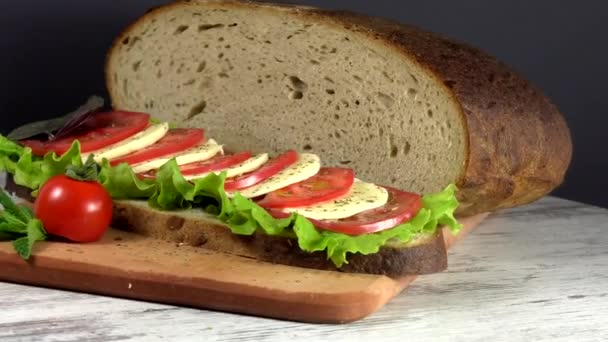 Sandwich Aus Dem Traditionellen Ukrainischen Öko Brot Ohne Aromen Füllstoffe — Stockvideo