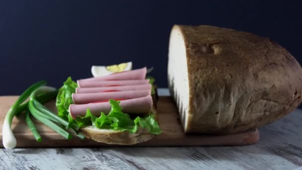 Сэндвич Традиционного Украинского Эко Хлеба Утраченного Вкусу Ароматов Наполнителей Гмо — стоковое видео