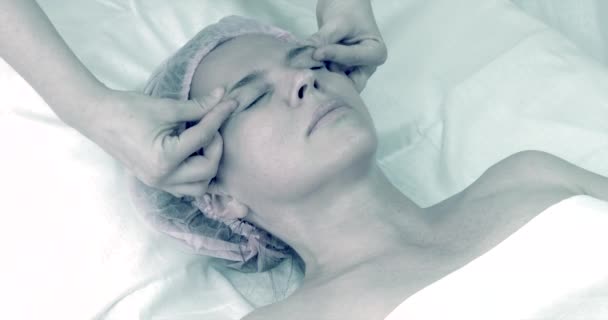 美丽的成年妇女做面部按摩在美容院 — 图库视频影像