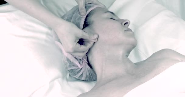 Mulher Adulta Bonita Fazendo Massagem Facial Salão Beleza — Vídeo de Stock