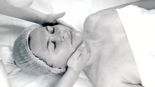 Bella Donna Adulta Che Massaggio Facciale Salone Bellezza — Video Stock