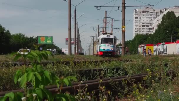 Kharkiv Ucraina Giugno 2019 Vecchi Tram Sovietici Che Attraversano Strade — Video Stock