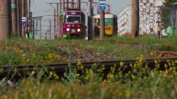 乌克兰哈尔科夫 2019年6月26日 旧苏联有轨电车穿过哈尔科夫市的街道 — 图库视频影像