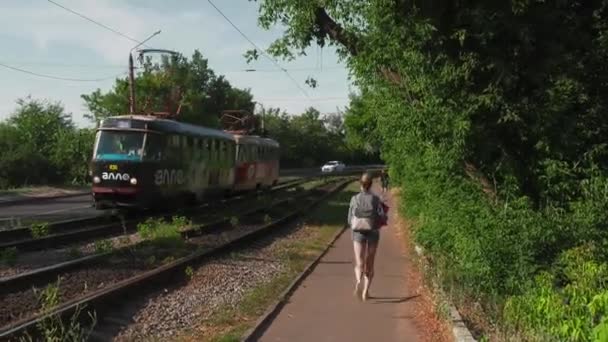 Kharkiv Ucraina Giugno 2019 Vecchi Tram Sovietici Che Attraversano Strade — Video Stock