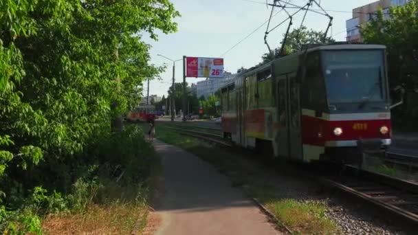 Kharkiv Ucraina Giugno 2019 Vecchi Tram Sovietici Che Attraversano Strade — Video Stock