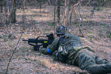Poltava, Ukrayna - 16 Mart 2019: Oyun - İrlanda Ulusal ordu Protestanlar ve airsoft oyun, İngiliz düzenli ordu arasındaki düşmanlıklar taklidi.