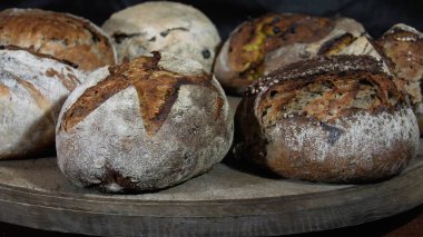 Ukrayna geleneksel ekmek ahşap üzerinde fırında pişmiş, koruyucu olmadan, dolgu maddeleri ve boyalar.