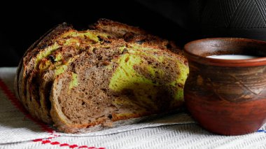 Ukrayna geleneksel ekmek ahşap üzerinde fırında pişmiş, koruyucu olmadan, dolgu maddeleri ve boyalar.