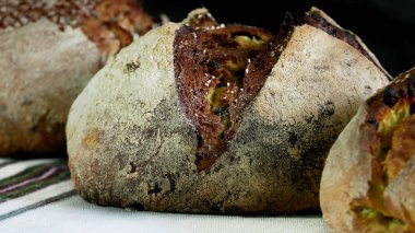 Ukrayna geleneksel ekmek ahşap üzerinde fırında pişmiş, koruyucu olmadan, dolgu maddeleri ve boyalar.