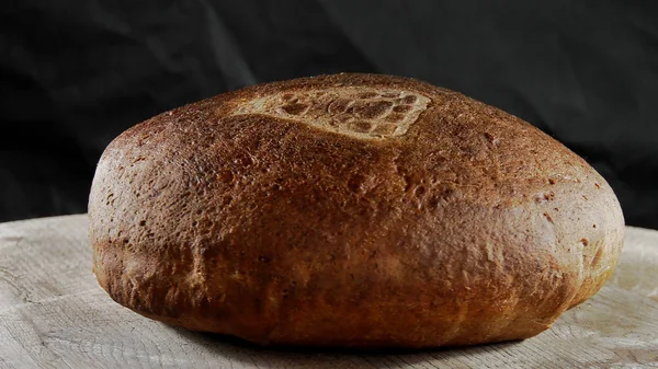 Ukrayna geleneksel ekmek ahşap üzerinde fırında pişmiş, koruyucu olmadan, dolgu maddeleri ve boyalar.