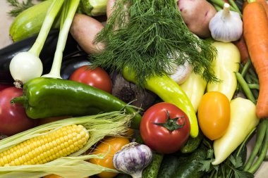 Avrupa 'nın ekolojik olarak temiz bölgelerinde pestisitler olmadan yetiştirilen GMOS olmadan organik sebzelerden arka plan.