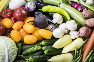 Avrupa 'nın ekolojik olarak temiz bölgelerinde pestisitler olmadan yetiştirilen GMOS olmadan organik sebzelerden arka plan.