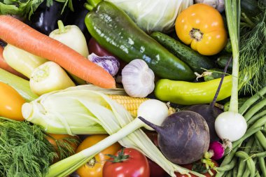 Avrupa 'nın ekolojik olarak temiz bölgelerinde pestisitler olmadan yetiştirilen GMOS olmadan organik sebzelerden arka plan.
