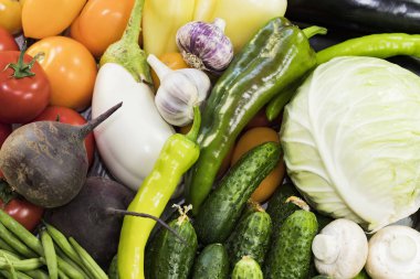 Avrupa 'nın ekolojik olarak temiz bölgelerinde pestisitler olmadan yetiştirilen GMOS olmadan organik sebzelerden arka plan.