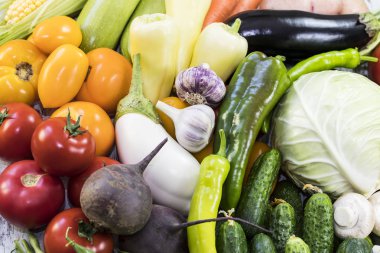 Avrupa 'nın ekolojik olarak temiz bölgelerinde pestisitler olmadan yetiştirilen GMOS olmadan organik sebzelerden arka plan.