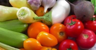 Avrupa 'nın ekolojik olarak temiz bölgelerinde pestisitler olmadan yetiştirilen GMOS olmadan organik sebzelerden arka plan.