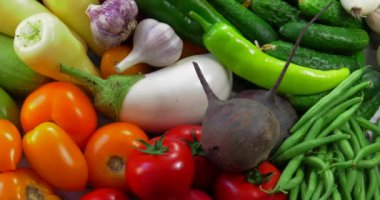 Avrupa 'nın ekolojik olarak temiz bölgelerinde pestisitler olmadan yetiştirilen GMOS olmadan organik sebzelerden arka plan.
