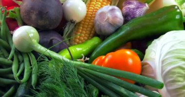 Avrupa 'nın ekolojik olarak temiz bölgelerinde pestisitler olmadan yetiştirilen GMOS olmadan organik sebzelerden arka plan.