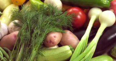 Avrupa 'nın ekolojik olarak temiz bölgelerinde pestisitler olmadan yetiştirilen GMOS olmadan organik sebzelerden arka plan.