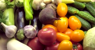 Avrupa 'nın ekolojik olarak temiz bölgelerinde pestisitler olmadan yetiştirilen GMOS olmadan organik sebzelerden arka plan.