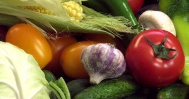 Avrupa 'nın ekolojik olarak temiz bölgelerinde pestisitler olmadan yetiştirilen GMOS olmadan organik sebzelerden arka plan.