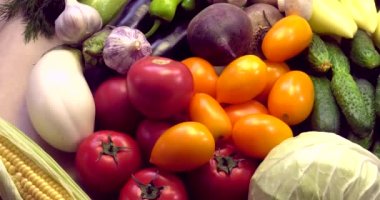 Avrupa 'nın ekolojik olarak temiz bölgelerinde pestisitler olmadan yetiştirilen GMOS olmadan organik sebzelerden arka plan.