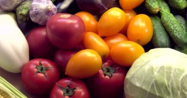 Avrupa 'nın ekolojik olarak temiz bölgelerinde pestisitler olmadan yetiştirilen GMOS olmadan organik sebzelerden arka plan.