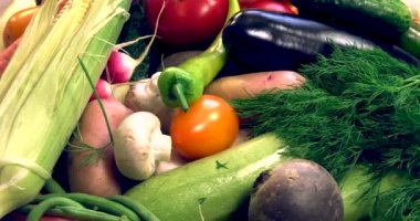 Avrupa 'nın ekolojik olarak temiz bölgelerinde pestisitler olmadan yetiştirilen GMOS olmadan organik sebzelerden arka plan.