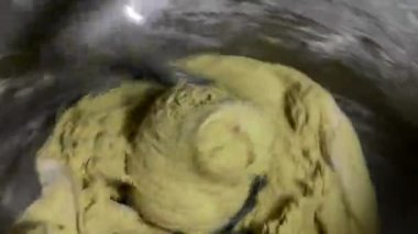 Dolgu maddeleri ve koruyucular olmadan organik GMO olmayan ekmek için makine hamur yoğurma süreci.