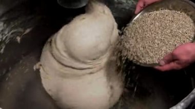 Dolgu maddeleri ve koruyucular olmadan organik GMO olmayan ekmek için makine hamur yoğurma süreci.