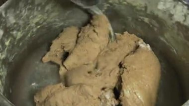Dolgu maddeleri ve koruyucular olmadan organik GMO olmayan ekmek için makine hamur yoğurma süreci.