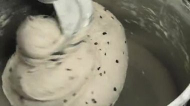 Dolgu maddeleri ve koruyucular olmadan organik GMO olmayan ekmek için makine hamur yoğurma süreci.