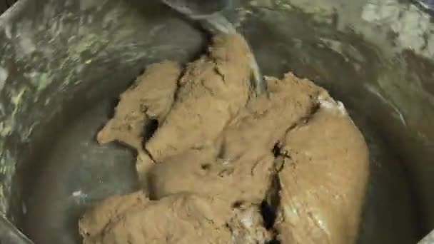 Procédé de pétrissage de pâte à machine pour pain biologique sans OGM sans charges ni conservateurs .